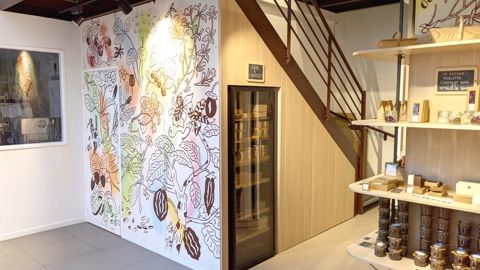 Le laboratoire (à g.) donne sur la boutique. © MON JARDIN CHOCOLATE